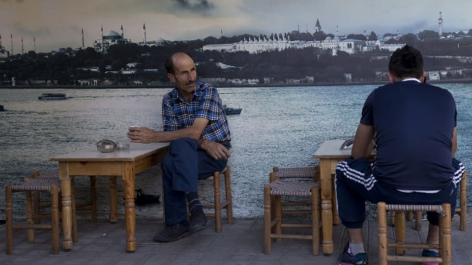 Teetrinken im stillen Istanbul, die Strassen und Märkte sind leer.