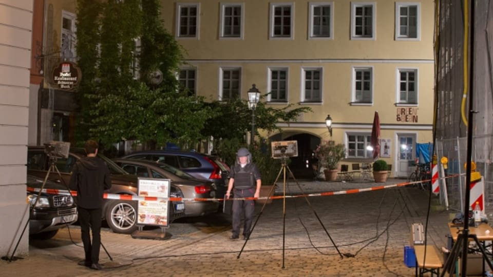 Die Polizei sichert den Tatort in Ansbach.