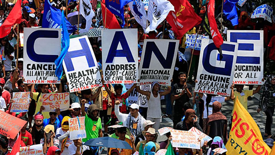 Sechs Plakate nebeneinander gehalten bilden an einer Kundgebung das Wort «Change», das hat der philippinische Präsident im Wahlkampf versprochen.