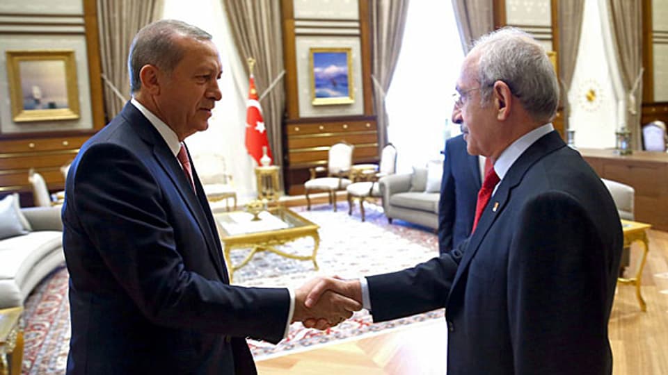 Erdogans Suche nach Nähe. Innenpolitisch sucht der türkische Präsident die Nähe zur Opposition. Bild: Erdogan und Kemal Kiliçdaroglu, Chef der kemalistischen CHP reichen sich die Hand.