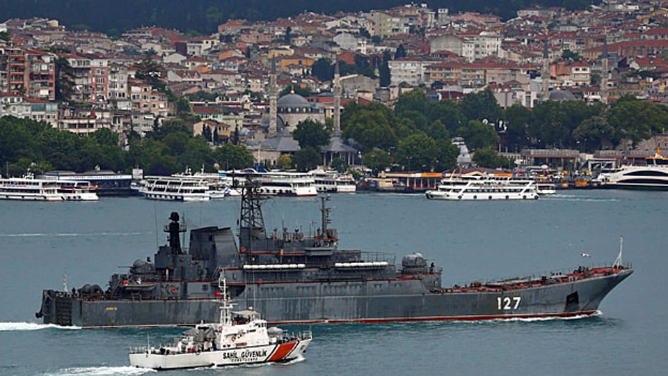 Erdogans Suche nach Nähe. Aussenpolitisch sucht Erdogan die Nähe zu Putin. Bild: Die «Minsk», ein Schiff der russischen Flotte, wird von der türkischen Küstenwachen durch den Bosporus geleitet.