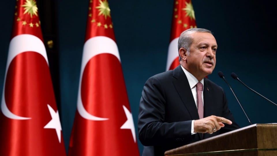 Die türkische Regierung lässt zahlreiche Zeitungen und Fernseh- und Radiosender schliessen.
