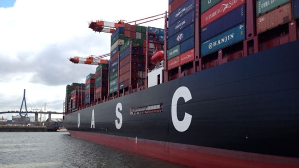 In der Containerschiffahrt gibt es seit Jahren den Trend, immer mehr, immer grössere Schiffe zu bauen. Das soll eigentlich Kosten sparen: je grösser das Schiff, so die Überlegung der Reeder, desto mehr Container passen drauf. Pro Container fallen also weniger Kosten an.