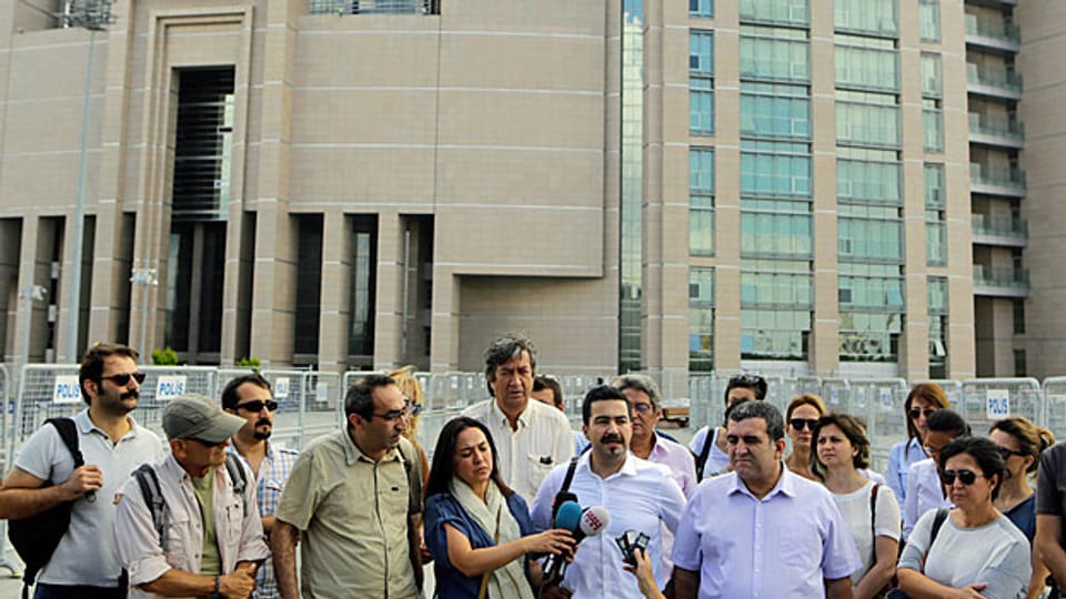 Dürfen die noch Zugelassenen Medienschaffenden nun nur noch Loblieder auf Erdogan singen oder gibt es zwischen den Zeilen noch Kritik? Bild: Eine Gruppe Journalisten und Journalistinnen hat sich am 27. Juli vor einem Medienhaus versammelt – zur Solidaritätsbekundung mit entlassenen Kollegen.