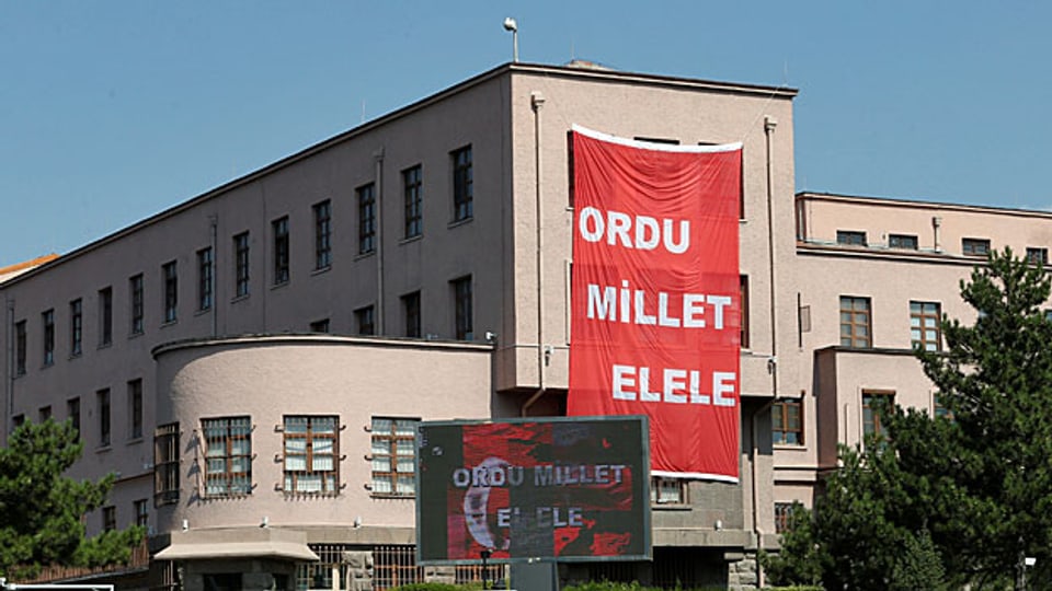 Auf dem Transparent im Gebäude des Generalstabs der türkischen Armee in Ankara steht: «Die Armee Hand in Hand mit der Nation».