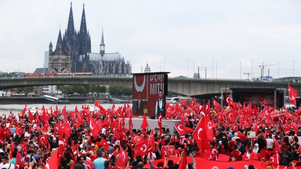 Tausende Türken solidarisieren sich in Köln mit dem türkischen Präsidenten Erdogan.