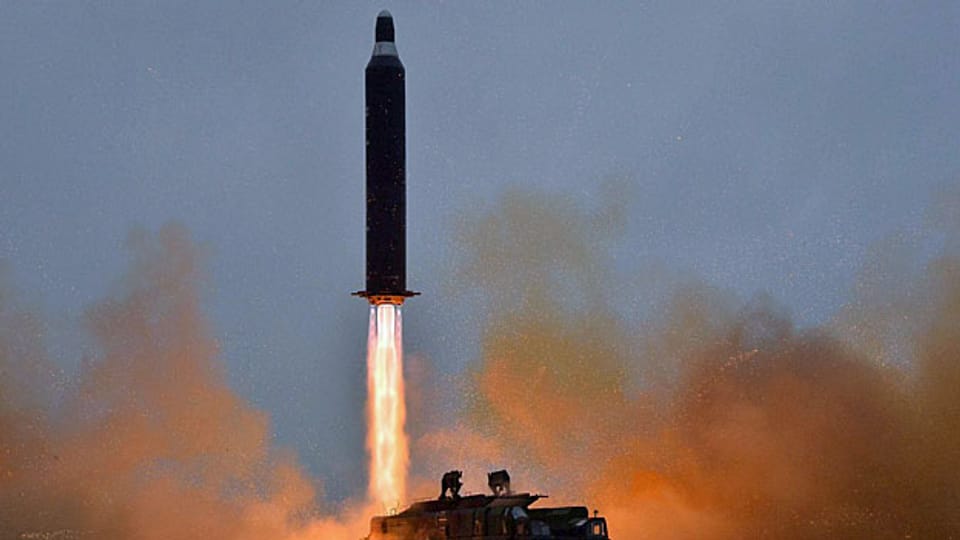 Mehr als eine Provokation: Nordkorea testet eine Mittelstreckenrakete, die beinahe Japan trifft. Dort ist die Aufregung gross.