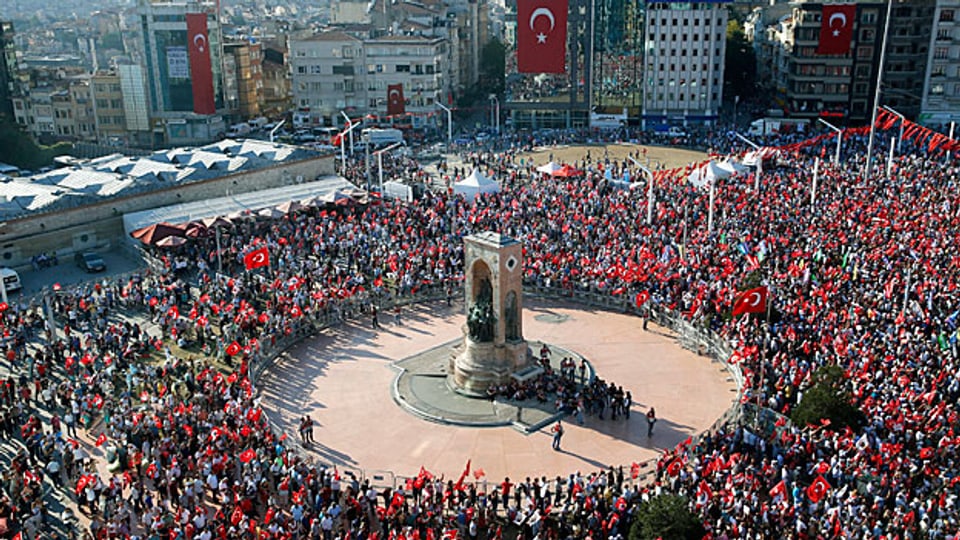 Für die Gezi-Aktivisten in der Türkei wird die Demokratie zur blassen Erinnerung. Bild: Anhänger verschiedener politischer Parteien auf dem Taksim-Platz in Istanbul.