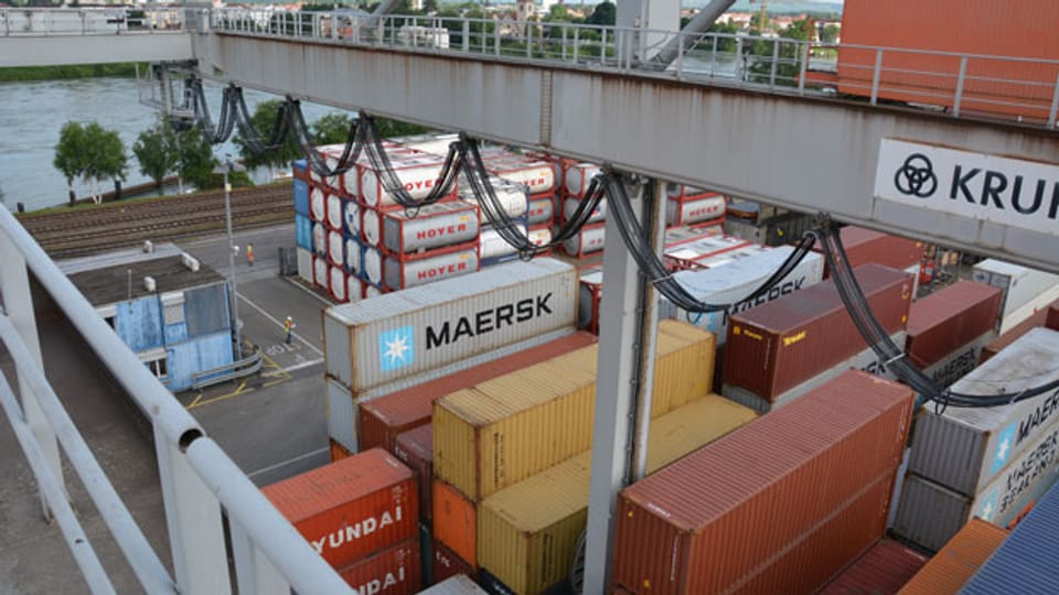 Bei den Basler Rheinhäfen werden jährlich rund 100’000 Container umgeschlagen.