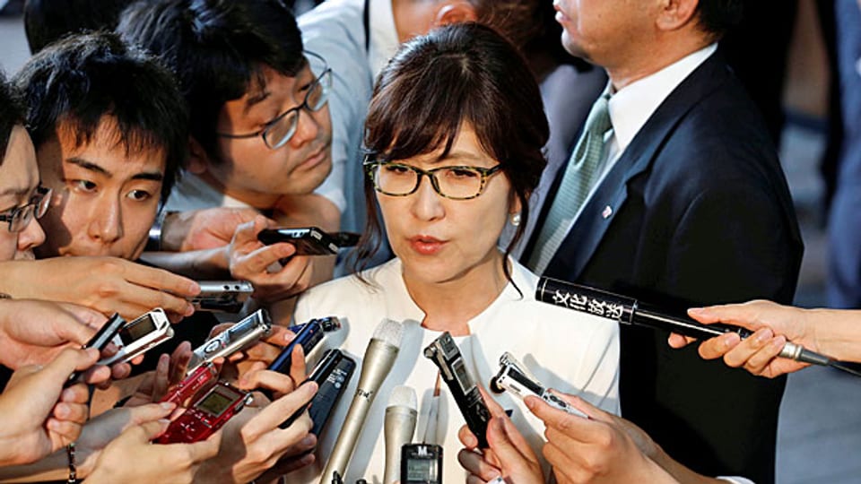 Die 57- jährige Tomomi Inada wird neue japanische Verteidigungsministerin. Sie ist Befürworterin einer Revision der pazifistischen Nachkriegsverfassung;  die Konservativen halten diese für ein Symbol der Niederlage Japans im Zweiten Weltkrieg.