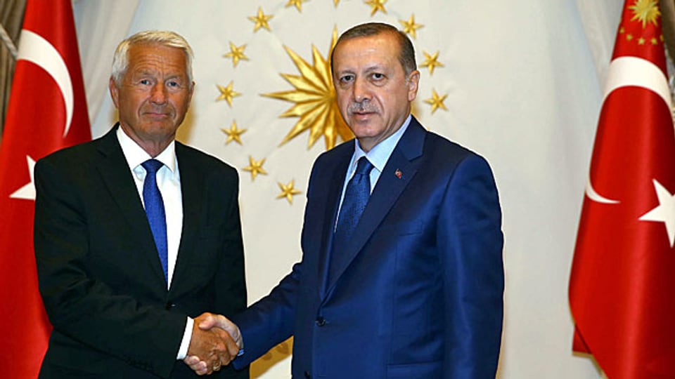 Polemik. Der Ton zwischen der EU und der Türkei verschärft sich: Der Generalsekretär des Europarats, Thorbjörn Jagland, und der türkische Präsident, Recep Taiyyp Erdogan, beim Händedruck in Ankara.