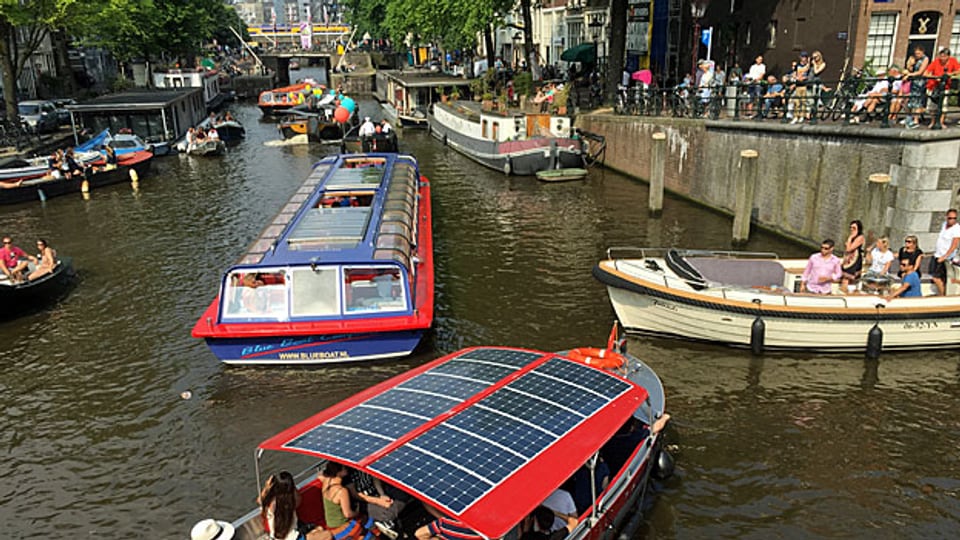Die vielen Grachten sind das Wahrzeichen der Stadt Amsterdam. Auf der Prinsengracht herrscht im Sommer reger Verkehr.