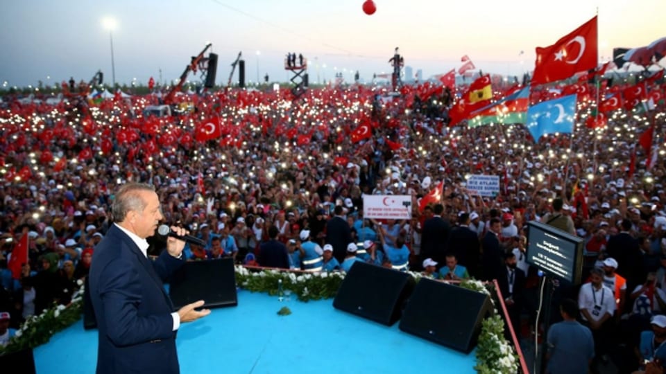 Der Yenikapi-Platz in Istanbul: Türkei-Flaggen soweit das Auge reicht. Einheit demonstrieren, so das Motto. Für Erdogan, gegen die Putschisten und Anhänger des Predigers Gülen. Höhepunkt bildet die Rede des Präsidenten Recep Tayyip Erdogan.