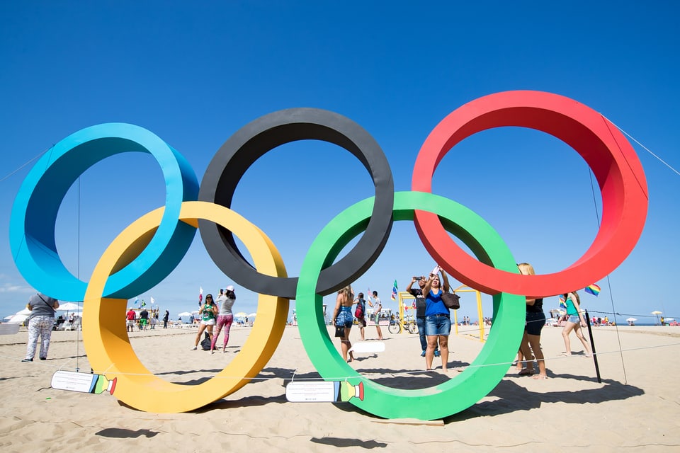 Die Olympischen Ringe an der Copacabana in Rio de Janeiro. Die Olympischen Sommerspiele 2016 finden von 05. bis 21. August 2016 in Rio de Janeiro statt.