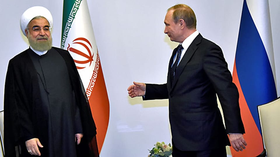 Der iranische Präsident Hassan Rohani und der russische Präsident Wladimir Putin beim Treffen in der aserbaidschanischen Stadt Baku.