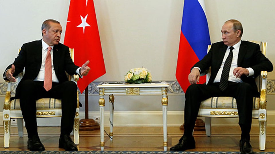 Eine willkommene Alternative für Erdogan - der türkische Präsident auf Freundschaftsbesuch bei Amtskollege Putin in St. Petersburg.