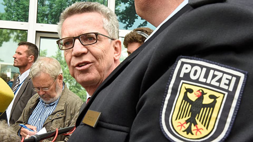 Deutschlands Innenminister Thomas de Maizière hat ein neues Sicherheitskonzept präsentiert, unter anderem prüft er eine Aufstockung der Polizeikräfte.