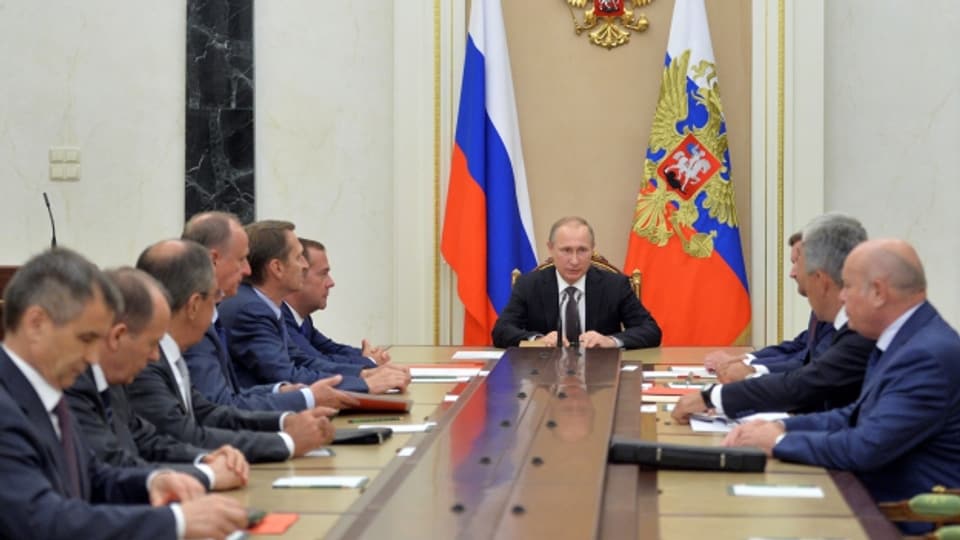 Der russische Präsident Putin und seine Leute beraten über die Lage auf der annektierten Halbinsel Krim.