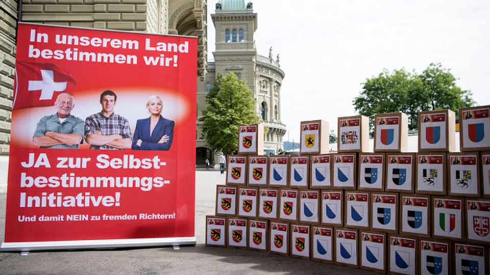 Die Kisten mit den Unterschriften der Selbstbestimmungsinitiative der SVP am12. August 2016 in Bern.