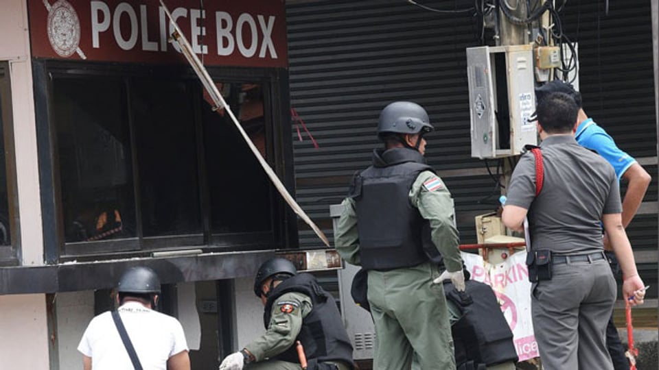 Polizeibeamte untersuchen eine Polizeistation in der Nähe von Phuket, wo eine Bombe explodierte.