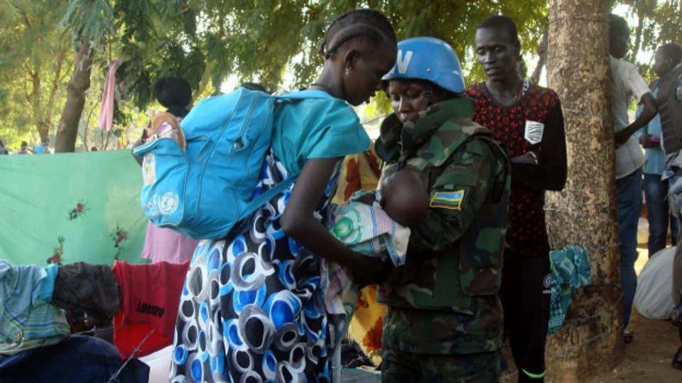 Blauhelmsoldaten helfen einer Mutter und ihrem Baby in Südsudans Hauptstadt Juba am 14. Juli 2016.