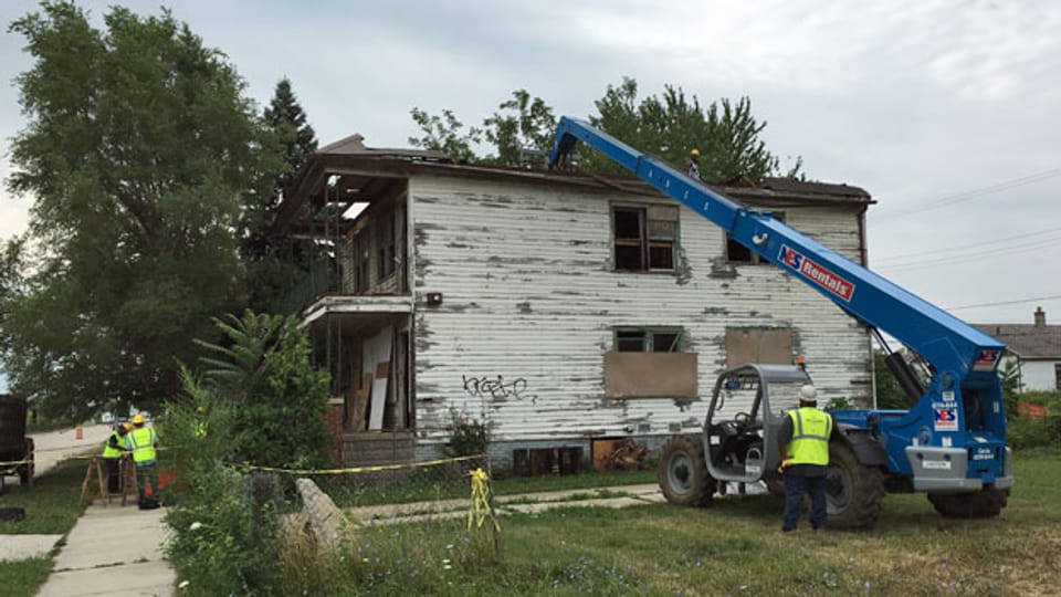 Ein baufälliges Haus, wird von Arbeitern der Organisation «Reclaim Detroit» zerlegt.