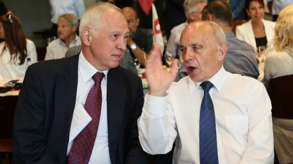 Bundesrat Ueli Mauer und Jacques de Watteville an der DV der SVP in Wettingen.