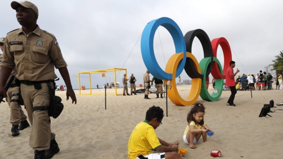 Polizisten und Kinder an der Copacabana in Rio de Janeiro während den olympischen Spielen.