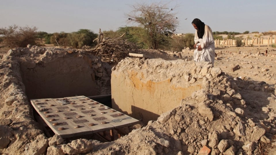 Ein Mann steht vor einem zerstörten Grab in Timbuktu (4. April 2014).