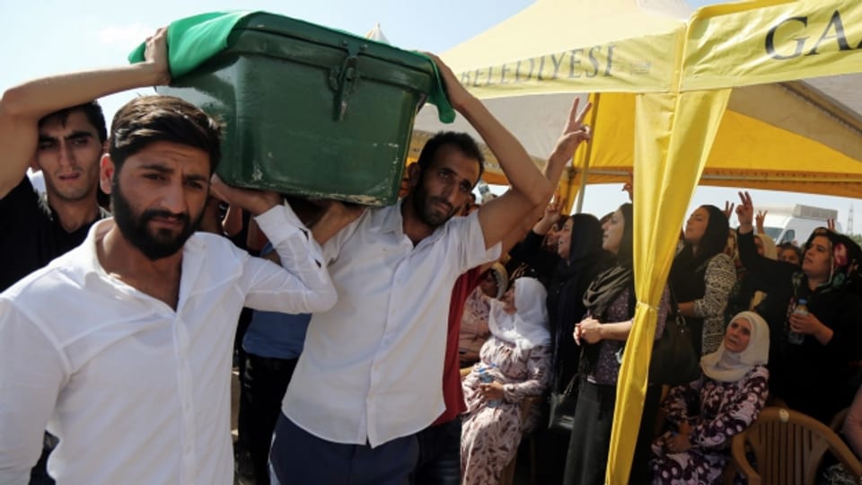 Männer in Gaziantep tragen den Sarg eines Anschlagsopfers zu Grabe.