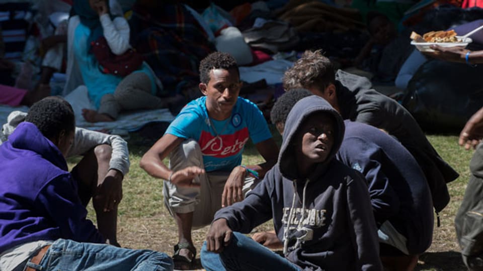Grenzwächter übergeben täglich mehrere Hundert Migranten den italienischen Behörden. Bild: Flüchtlinge in Como.
