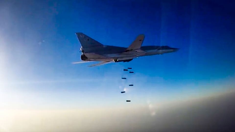 Ein russischer Langstreckenbomber Tu-22M3 während eines Luftangriffs über der Region um Aleppo in Syrien.