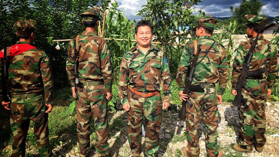 Die Rebellengruppe der Ta'ang National Liberation Army, kurz TNLA: In der Mitte Tar Parn Lal, der Sprecher der Rebellen. Er bezeichnet Opium als Seuche, die sein Volk zerstöre.