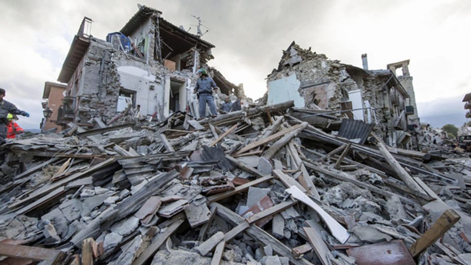 Nach dem schweren Erdbeben der Stärke 6,2 suchen Rettungsteams in den Trümmer in Amatrice, nach Überlebenden.