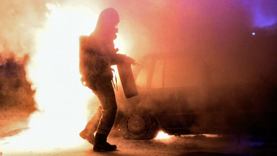 Schweden wird von einer Gewaltwelle überrascht. In Göteborg stehen Autos in Flammen.