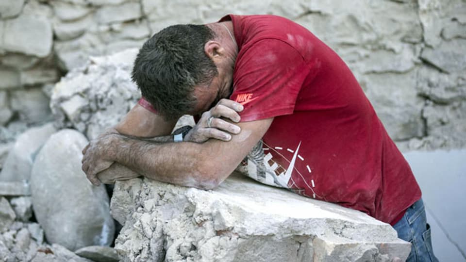 Erschöpft und verzweifelt: In der Nacht auf den 24. August 2016 ereignete sich in Mittelitalien ein Erdbeben mit der Stärke 7. Helferinnen und Helfer suchen nach Überlebenden.