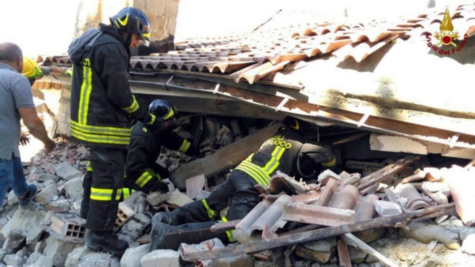 Rettungskräfte in Amatrice suchen unter den Trümmern nach Überlebenden.