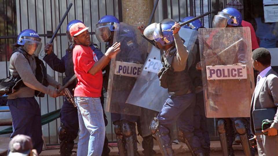 Die Polizei geht in Harare hart gegen die Oppositionelle vor, die gegen Präsident Robert Mugabe demonstrieren.