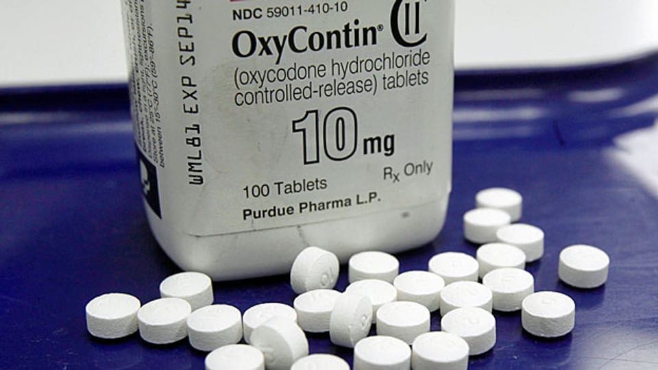 «Die Rolle der Pharma-Industrie kann nicht übertrieben werden. So lange sie solche Medikamente weiter so stark vermarkten, wird es schwierig sein, das Problem zu lösen», sagt der Notfallarzt in San Francisco. Mit jedem Tag, der vergeht, sterben derweil in den USA weitere 40 Menschen an einer Überdosis an Opiaten. Bild: das Schmerzmittel Oxy-Contin, das viele süchtig macht.
