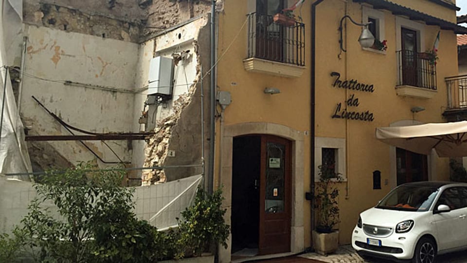 Vor dem Beben gab es im Zentrum von L‘Aquila viele Ristoranti. Die Trattoria auf dem Bild hat überlebt, weil der Wirt das Haus erdbebensicher gemacht hatte. Trotzdem war auch dieses Restaurant über drei Jahre lang geschlossen.