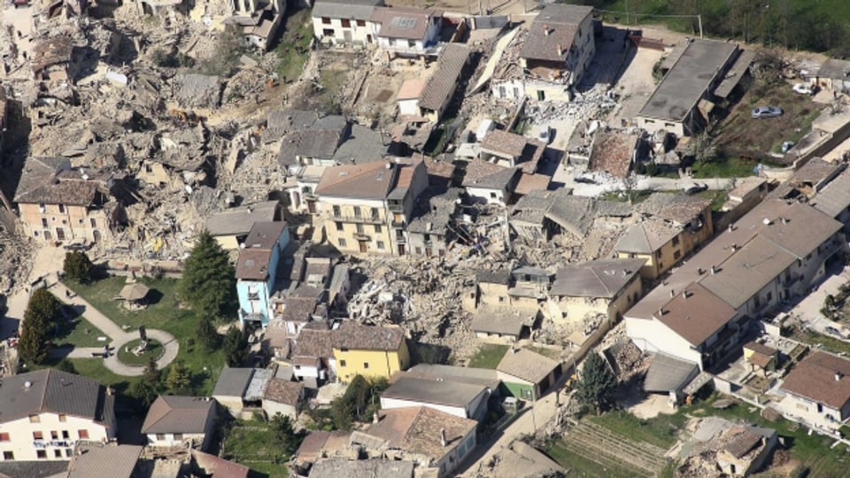 Luftaufnahme von l'Aquila nach dem Erdbeben 2009.