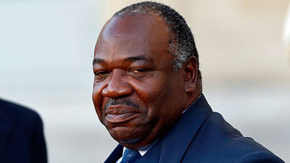 «Wir haben die Nase von der Familie Bongo gestrichen voll. 50 Jahre sind genug. Wir wollen unseren Wahlsieg. Gabon muss befreit werden», sagt ein Demonstrant der Opposition. Bild: Präsident Ali Bongo junior.