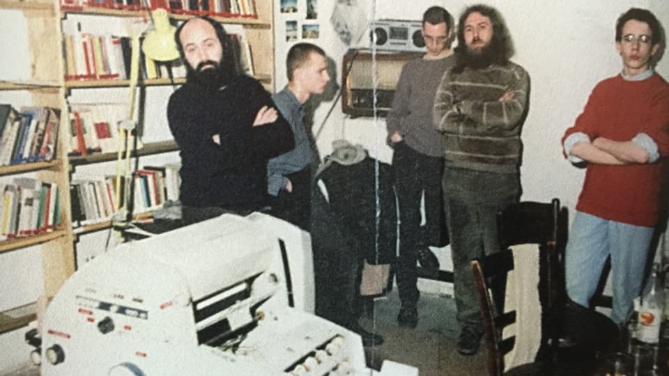 Mitglieder der Umweltbibliothek beim Drucken ihrer Zeitung.