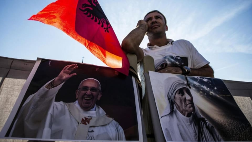 Papst Franziskus spricht Mutter Teresa, geboren in Albanien, heilig.