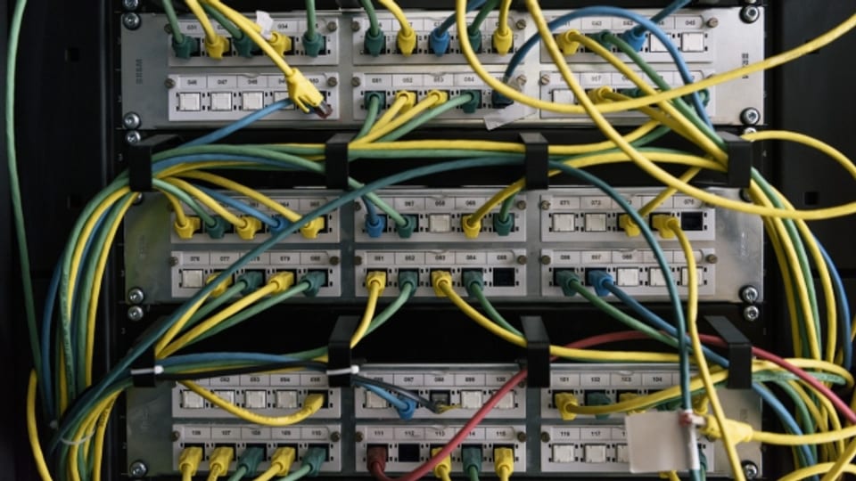 Der Schweizer Nachrichtendienst soll in Zukunft in Computer-Netzwerke eindringen dürfen..