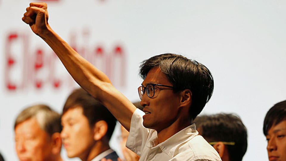 In Hongkong schlägt die Stunde der jungen Wilden:   «Wir sind die Zukunft Hongkongs!» Peking-kritische Aktivisten wie Eddie Chu-Hoi-dick (Bild) ziehen ins Parlament ein. Peking ist – not amused.