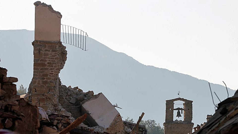 Schätzungsweise 50 Milliarden Euro bräuchte es allein, um die staatlichen Gebäude Italiens erdbebensicher zu machen. Geld, das das hochverschuldete Italien nicht hat.
