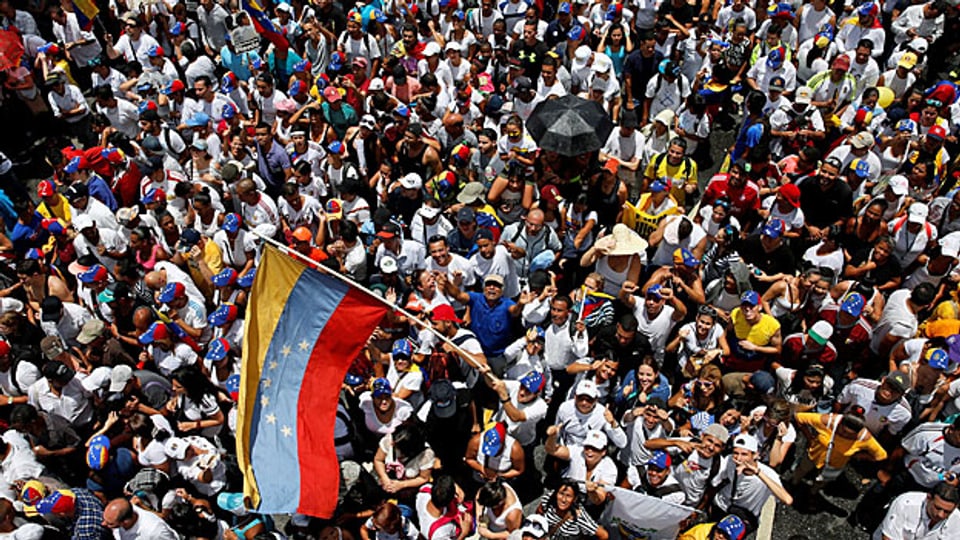 Die venezolanische Opposition protestiert gegen die Regierung von Nicolás Maduro.