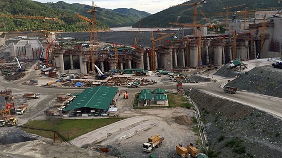 Mit Sandkastendimensionen hat die Baustelle des Flusskraftwerks Xayaburi nichts zu tun: 8000 Arbeiter schleppen Armierungseisen, schweissen, hämmern und spritzen Beton. 2019 soll das Kraftwerk ans Netz gehen und mehr als 1200 Megawatt Strom produzieren – rund 12 Mal so viel, wie das Wasserkraftwerk Rheinfelden produziert.