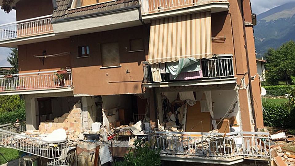 Blick auf ein vom Erdbeben zerstörtes Wohnhaus in Amatrice.